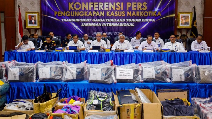 BNN bersama Ditjen Bea dan Cukai menggagalkan upaya penyelundupan 113 kg ganja asal Thailand. Dua orang ditangkap aparat. (dok BNN)