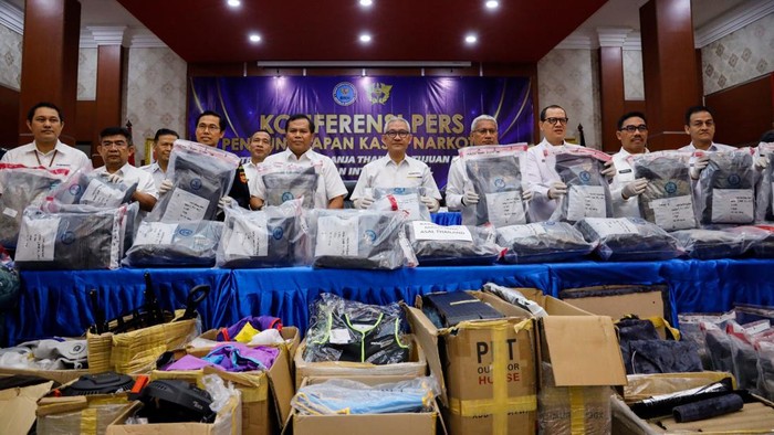 BNN bersama Ditjen Bea dan Cukai menggagalkan upaya penyelundupan 113 kg ganja asal Thailand. Dua orang ditangkap aparat. (dok BNN)