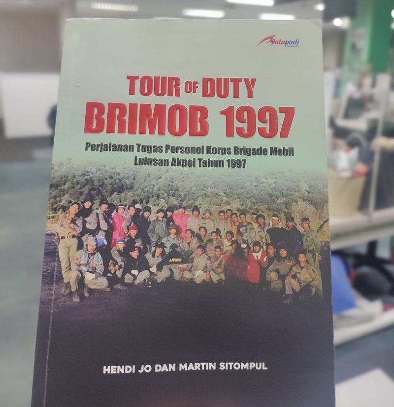 Sampul buku Tour of Duty Brimob 1997 karya Hendi Jo dan Martin Sitompul