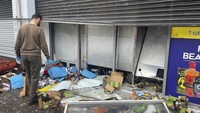 Rekaman video selanjutnya di media sosial menunjukkan toko-toko terbakar. Beberapa petugas juga terluka akibat kekacauan di pusat kota Liverpool itu di mana batu bata, botol dan flare dilemparkan hingga dua petugas membutuhkan perawatan di rumah sakit dan enam orang ditangkap. AP/Jonathan McCambridge