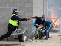 Komunitas Muslim Jadi Sasaran Kerusuhan di Inggris