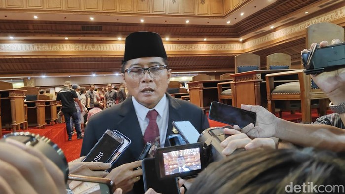 Bupati Badung I Nyoman Giri Prasta saat diwawancarai, Senin (5/8/2024).