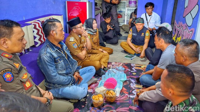 Bupati Bandung, Dadang Supriatna saat datang ke kediaman rumah korban.