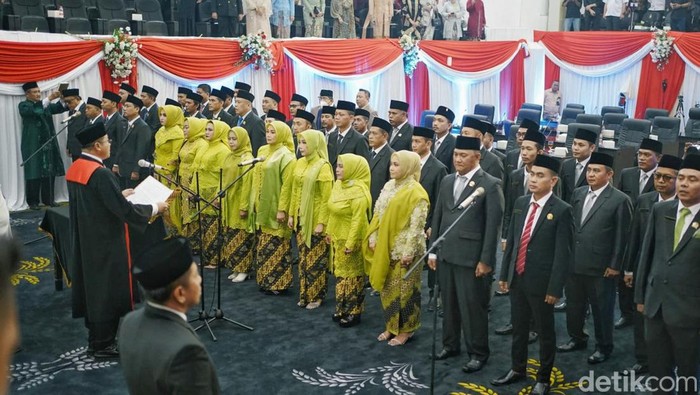 Bupati Karawang Aep Syaepuloh saat sambutam di acara pelantikam DPRD Karawang