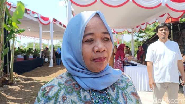 Bupati Sleman Kustini Sri Purnomo di Dusun Kaliduren 1, Sumberagung, Moyudan, Sleman, Senin (5/8/2024).
