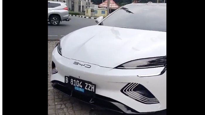 BYD Seal pakai pelat nomor palsu