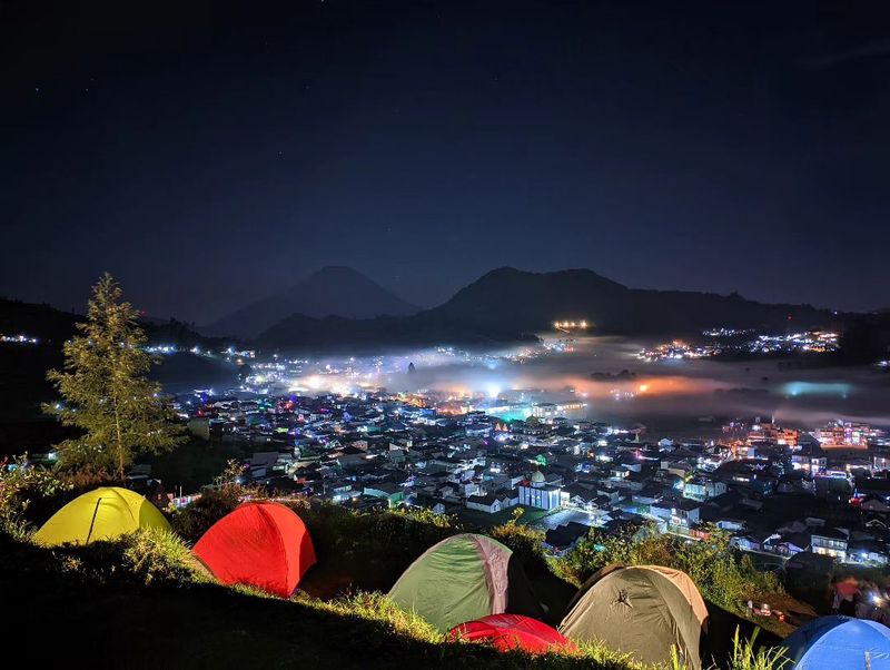 https://awsimages.detik.net.id/community/media/visual/2024/08/05/camping-di-wisata-bukit-scooter-dieng.jpeg?w=800&utm_source=chatgpt.com