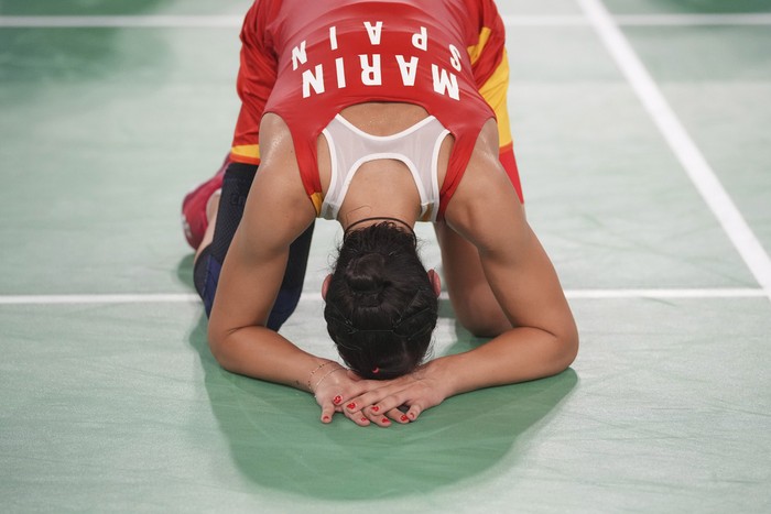 Spains Carolina Marin suffers an injury as she plays against Chinas He Bingjiao during their womens singles badminton semifinal match at the 2024 Summer Olympics, Sunday, Aug. 4, 2024, in Paris, France. (AP Photo/Dita Alangkara)