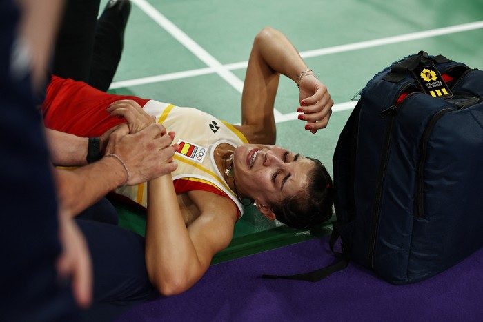 Paris 2024 Olympics - Badminton - Womens Singles Semifinals - Porte de La Chapelle Arena, Paris, France - August 04, 2024. Carolina Marin of Spain reacts to an injury during the match against Bing Jiao He of China. REUTERS/Ann Wang