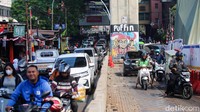 Contraflow diterapkan untuk mengatasi macet akibat proyek galian pipa jacking Dinas Sumber Daya Air DKI Jakarta.  