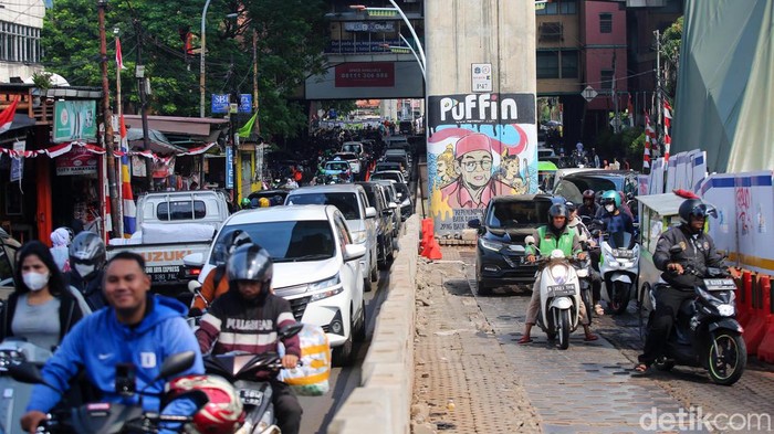 Dinas Perhubungan memberlakukan contraflow di Jalan Ciledug Raya, tepanya di Cipulir. Hal itu dilakukan untuk mengatasi macet akibat proyek galian.