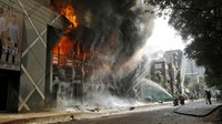 Kericuhan ini membuat sejumlah bangunan hingga kendaraan terbakar.  