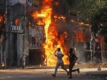 Demo di Bangladesh Makin Panas, Mal Dibakar Demonstran