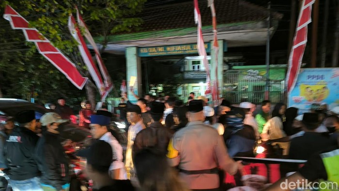 Demo tolak pengajian KH Imaduddin di Gresik