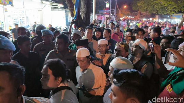Demo tolak pengajian KH Imaduddin di Gresik
