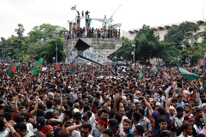 People celebrate the resignation of Bangladeshi Prime Minister Sheikh Hasina in Dhaka, Bangladesh, August 5, 2024. REUTERS/Mohammad Ponir Hossain Purchase Licensing Rights