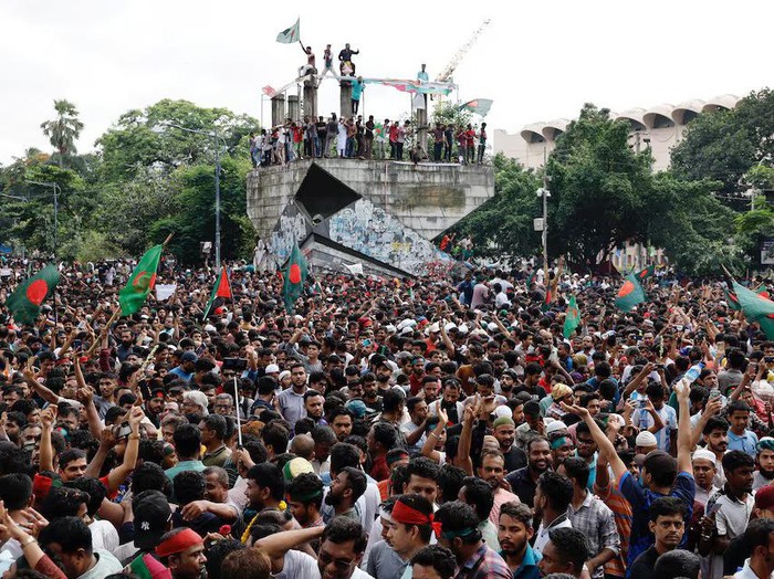 Demonstrasi Memanas: Massa Gelombang Serbu Istana setelah Perdana Menteri Bangladesh Mengundurkan Diri