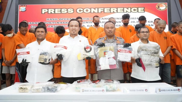 Direktur Narkoba Polda Riau didampingi Kabid Humas Kombes Anom (Foto: Dok Humas Polda Riau)