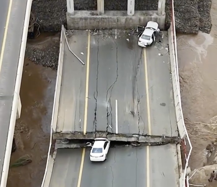 Dua kendaraan terjebak di jembatan saat banjir bandang melanda Lembah Jizan, Arab Saudi, Sabtu (3/8/2024).