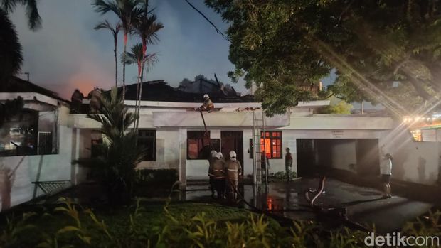 Dua rumah di Jalan Gajah Mada Semarang terbakar, Senin (5/8/2024).