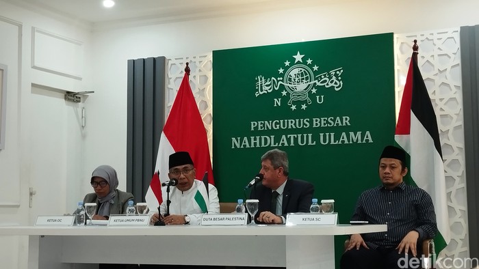 Dubes Palestina untuk RI, Zuhair Al Shun, dan Ketum PBNU Yahya Cholil Staquf. (Maulana Ilhami Fawdi/detikcom)