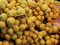 Duh! Wanita Ini Dipenjara Usai Jual Buah yang Dihinggapi Lalat