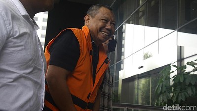 Ekspresi Eks Kadisdikbud Maluku Utara Saat Diperiksa KPK