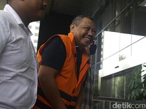 Ekspresi Eks Kadisdikbud Maluku Utara Saat Diperiksa KPK