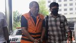 Ekspresi Eks Kadisdikbud Maluku Utara Saat Diperiksa KPK