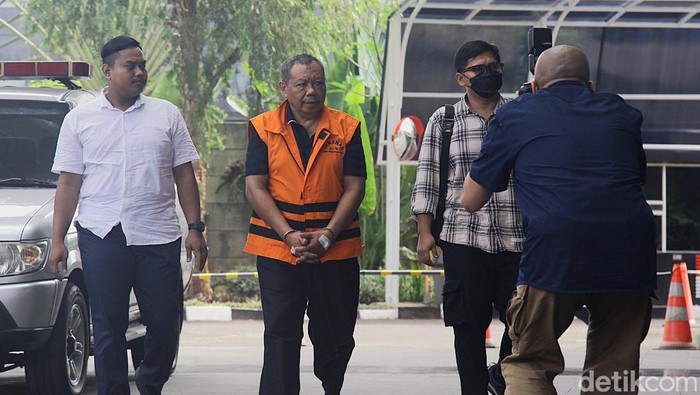 KPK memeriksa mantan Kepala Dinas Pendidikan dan Kebudayaan Provinsi Maluku Utara Imran Yakub Ia diperiksa terkait dugaan gratifikasi kepada Abdul Gani Kasuba.