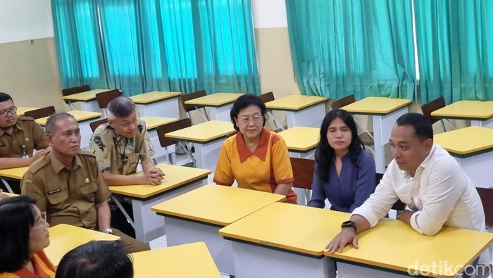 Eri Cahyadi saat mendatangi Sekolah Petra terkait konflik iuran keamanan dengan perwakilan RW di Manyar.