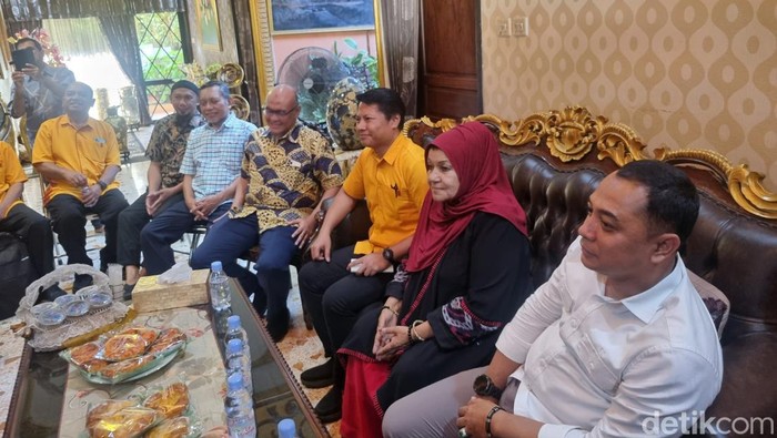 Eri Cahyadi saat mendatangi Sekolah Petra terkait konflik iuran keamanan dengan perwakilan RW di Manyar.