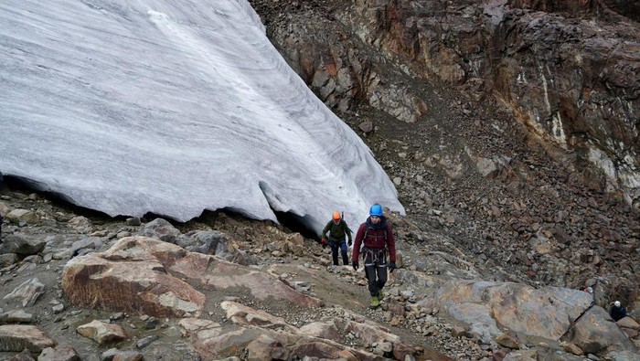 Es Pegunungan Andes Mencair, Bukti Krisis Iklim Makin Mengkhawatirkan FILE PHOTO: A view of the Cordillera Blanca mountain range in the Peruvian Andes, Peru, May 8, 2024. REUTERS/Angela Ponce/File Photo