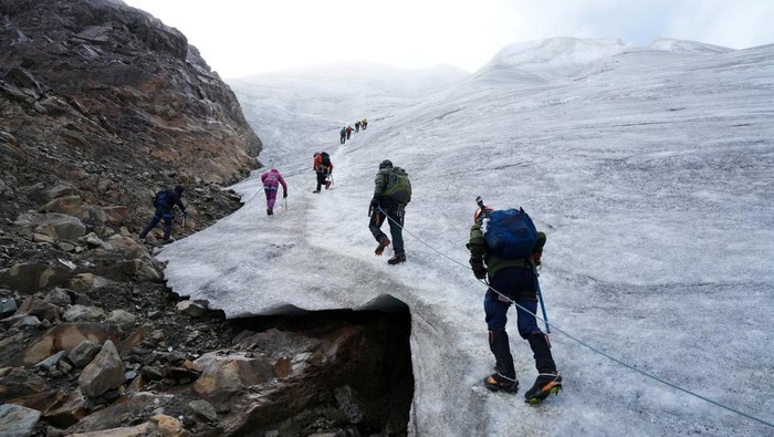 Es Pegunungan Andes Mencair, Bukti Krisis Iklim Makin Mengkhawatirkan FILE PHOTO: A view of the Cordillera Blanca mountain range in the Peruvian Andes, Peru, May 8, 2024. REUTERS/Angela Ponce/File Photo