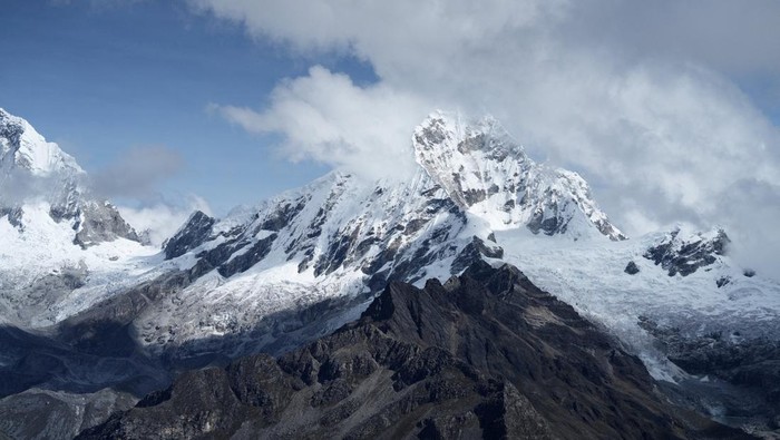 Es Pegunungan Andes Mencair, Bukti Krisis Iklim Makin Mengkhawatirkan FILE PHOTO: A view of the Cordillera Blanca mountain range in the Peruvian Andes, Peru, May 8, 2024. REUTERS/Angela Ponce/File Photo