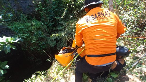 Tim SAR evakuasi korban jatuh ke dalam tebing sungai sedalam 20 meter. Foto: Humas SAR Mataram.