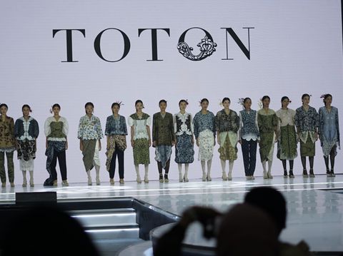 Fashion show Mel Ahyar dan Totok di FEKDI x KKI 2024 Fashion show Mel Ahyar dan Totok di FEKDI x KKI 2024