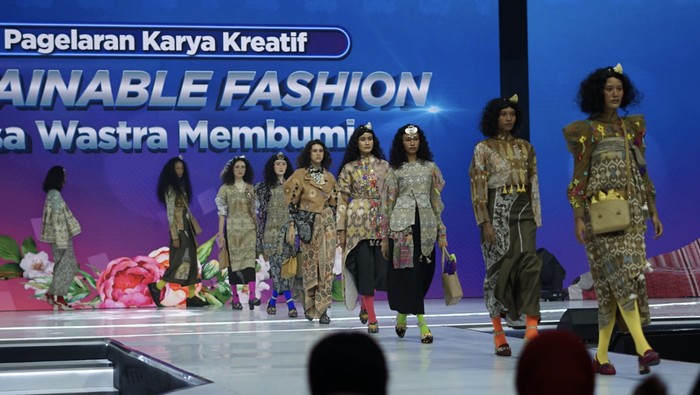 Fashion show Mel Ahyar dan Totok di  FEKDI x KKI 2024