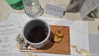 Sebagai menu penutup, Mikael Jasin punya racikan yang tak kalah menarik. Walaupun hanya menggunakan kopi filter tetapi keistimewaan citarasa kopi alaminya ditonjolkan. Foto: detikcom/Diah Afrilian