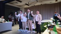 Kehadiran Mikael Jasin begitu disambut oleh Vico Lomar, selaku CEO dan Co-Founder Fore Coffee dan timnya. Bersulang dengan gelas Fore Coffee menjadi pertanda dirinya resmi bergabung dengan kafe lokal tersebut. Foto: detikcom/Diah Afrilian