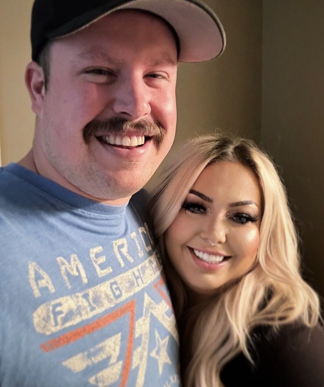 Dalam beberapa video terbarunya, Sarah berbagi momen dengan pacarnya, yang menimbulkan pertanyaan dari penggemar apakah pacarnya tahu bagaimana penampilannya tanpa riasan glamor. Foto: dok. Instagram @lashesandlosing