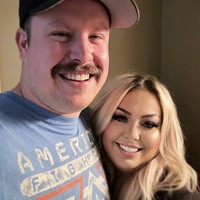 Dalam beberapa video terbarunya, Sarah berbagi momen dengan pacarnya, yang menimbulkan pertanyaan dari penggemar apakah pacarnya tahu bagaimana penampilannya tanpa riasan glamor. Foto: dok. Instagram @lashesandlosing