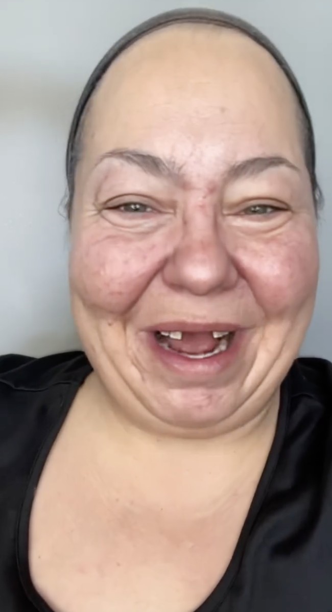 Video viral Sarah menampilkan prosesnya ketika ia menghapus makeup glamor, melepas wig dan bulu mata palsu, serta mencabut gigi palsu yang dapat dilepas. Foto: dok. Instagram @lashesandlosing