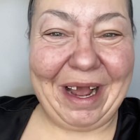 Video viral Sarah menampilkan prosesnya ketika ia menghapus makeup glamor, melepas wig dan bulu mata palsu, serta mencabut gigi palsu yang dapat dilepas. Foto: dok. Instagram @lashesandlosing