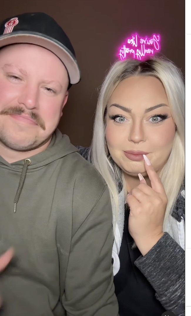 “Aku akan menyingkirkan pria yang berpikir dangkal. Pacarku tidak peduli dengan apapun penampilanku. Jika kamu memiliki kekurangan dan dianggap buruk, percayalah ada pria di luar sana yang akan mencintaimu apa adanya,” ungkap Sarah di video TikTok-nya.  Foto: dok. Instagram @lashesandlosing