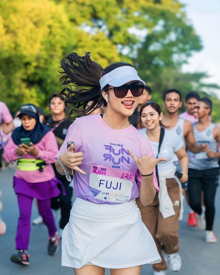 Fuji ikut event lari di Kendari.