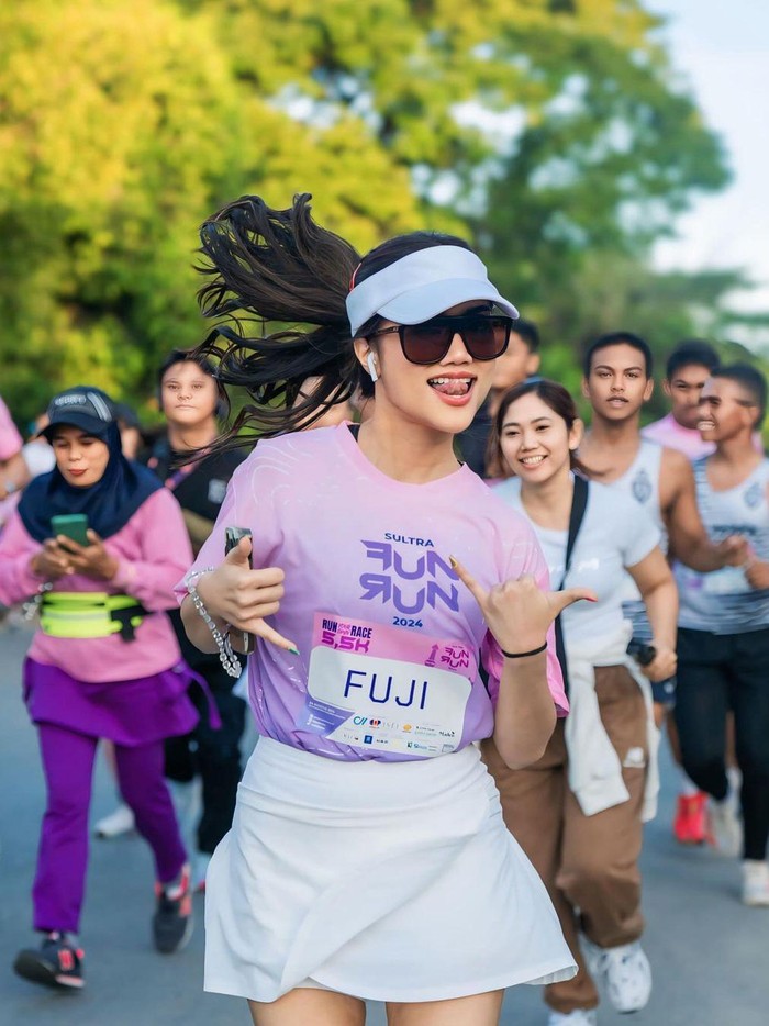 Fuji Fuji ikut event lari di Kendari.