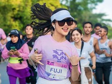 Reaksi Fuji Ditarik Emak-emak di Garis Finish Acara Lari