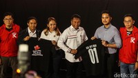 Usai menonton film satu persatu Cakada maju untuk menerima kaos hitam bertuliskan Dukung Film Lokal.  