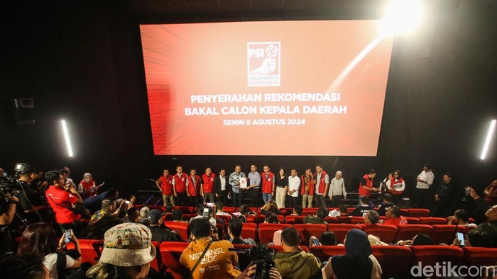 Gaya Baru, Sebelum Beri Rekomendasi PSI Ajak Cakada Nonton Film PSI kembali menyerahkan surat rekomendasi kepada 13 calon kepala daerah. Sebelum penyerahan rekomendasi mereka diajak menonton film Sekawan Limo.